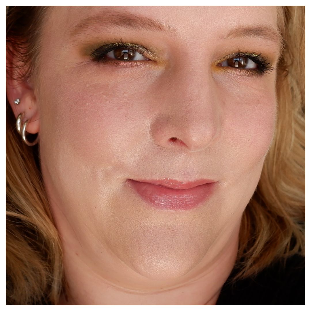 essence baby got bronze shimmer bronzer 010 golden hour review swatch makeup look application drugstore fair skin
