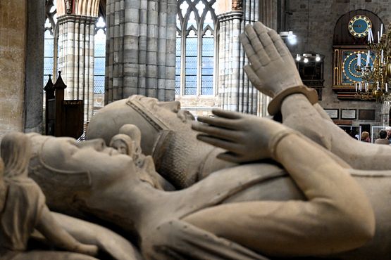 Hugh Courtney - 2nd Earl of Devon and his wife, 14th Century (3)