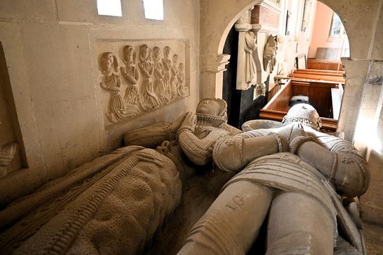 St Peter's Church ... Tomb of George Wynter 1581, and his wife, Anne (1)