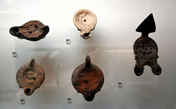 Oil Lamps 122 - 400 AD (1)