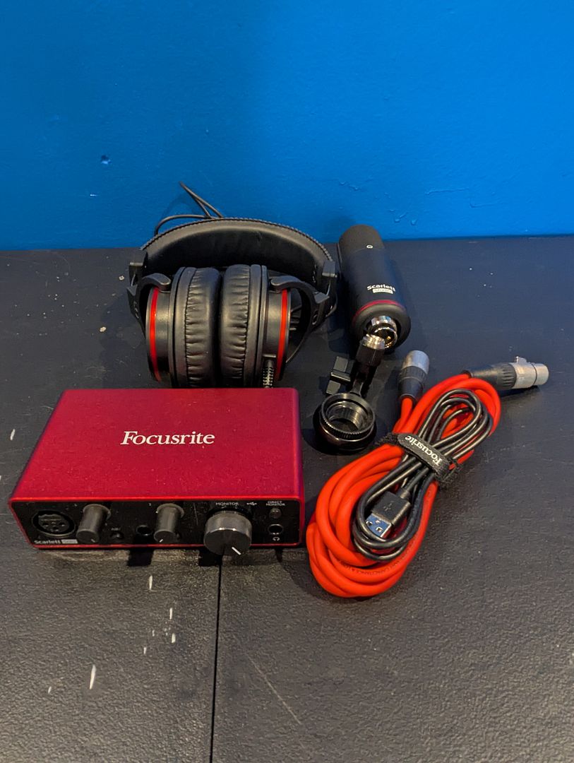 Focusrite Scarlett Solo Studio Bundle Mic Headphones Cables