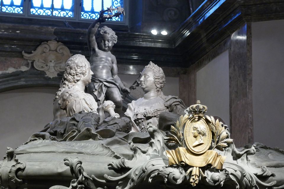 FS MT Grabskulpturen Close Up