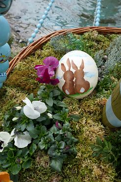 Hasenpaar auf Ei