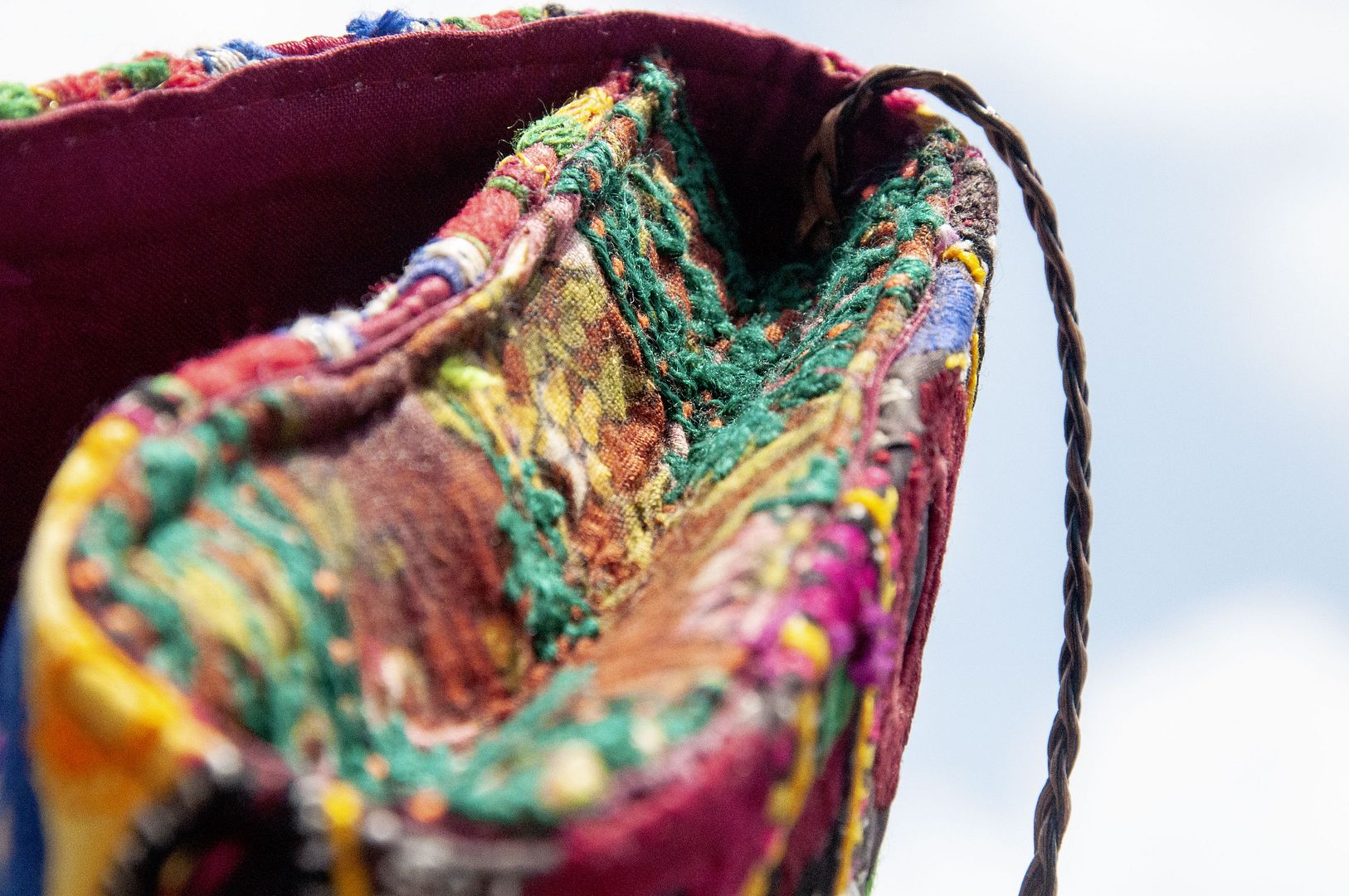 手刺繍の古代布斜めバックパック民族風サイドバックパックショルダーバッグ - 明るい砂漠の古い布刺繍バッグ - ショルダーバッグ - コットン・麻 多色