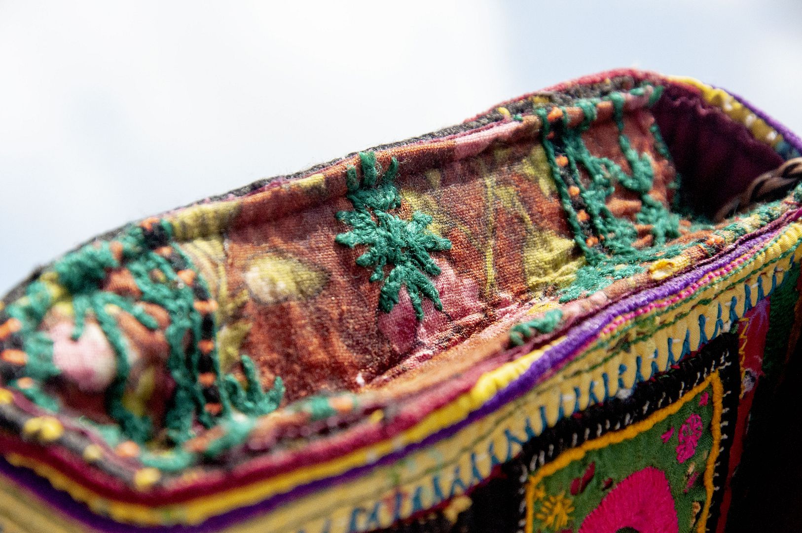 手刺繍の古代布斜めバックパック民族風サイドバックパックショルダーバッグ - 明るい砂漠の古い布刺繍バッグ - ショルダーバッグ - コットン・麻 多色