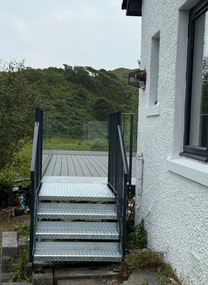 Balcony-with-staircase-steel-install