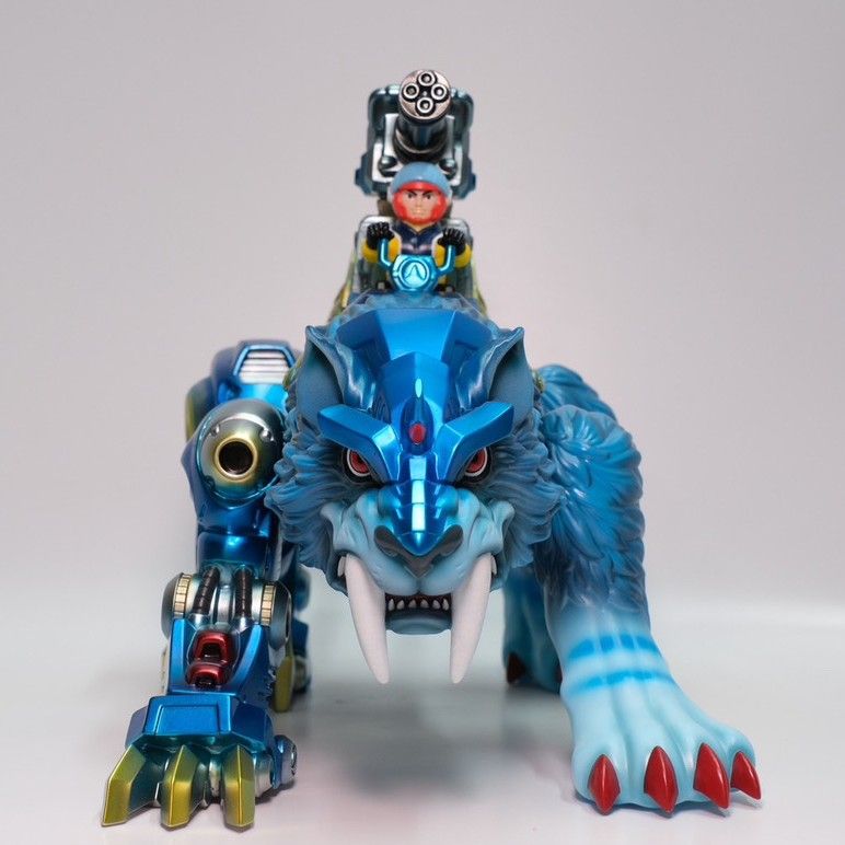 Kaiju One Dino Fighter The Sabretooth front view with pilot and cannon