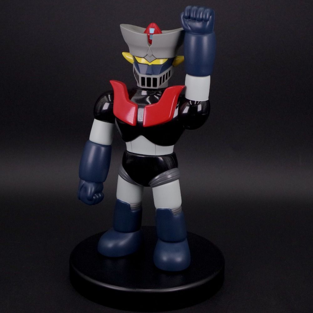 Mazinger R 2nd Color posed with one fist raised