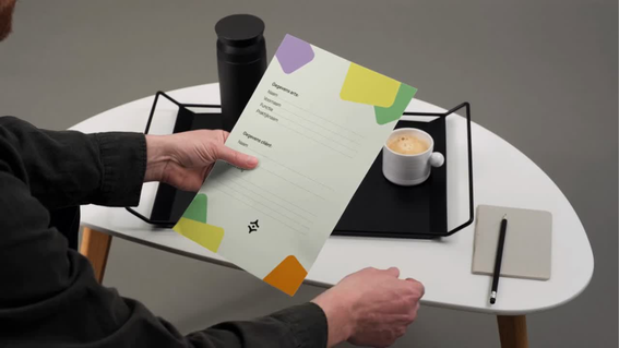 Doorverwijskaart Sensotec in hand van man