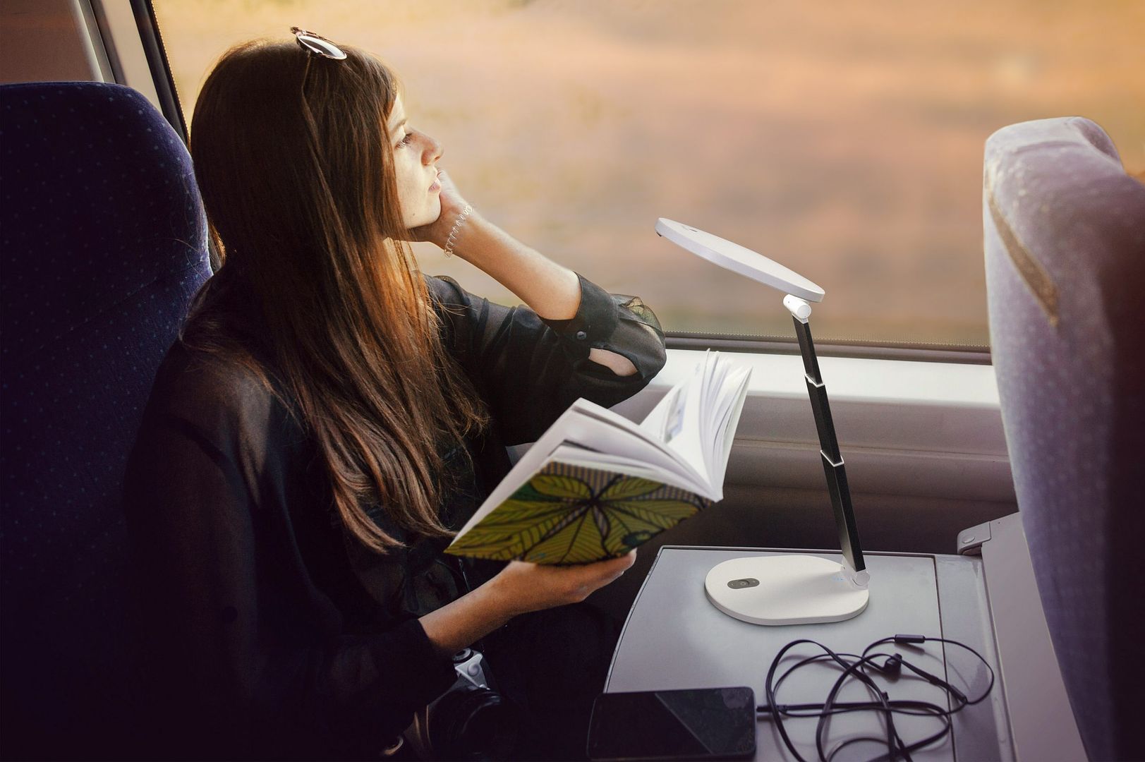 Fille utilise une lampe Folde Go dans le train