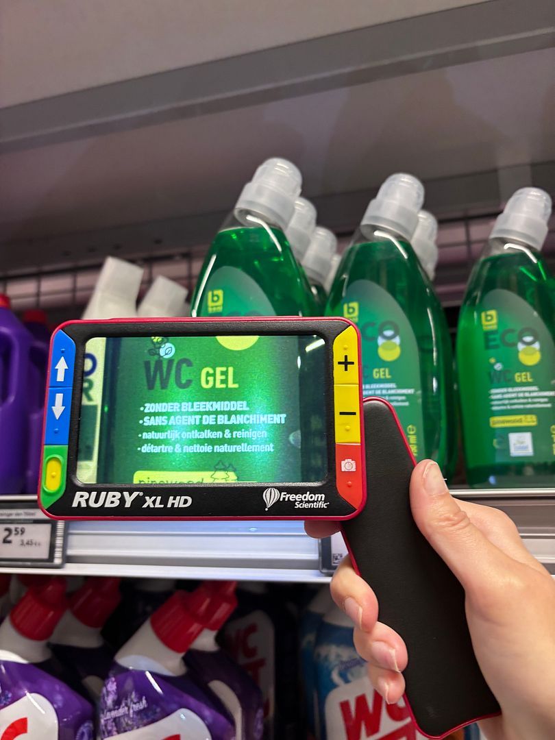 Personne lisant l'étiquette d'un produit dans un magasin. 
