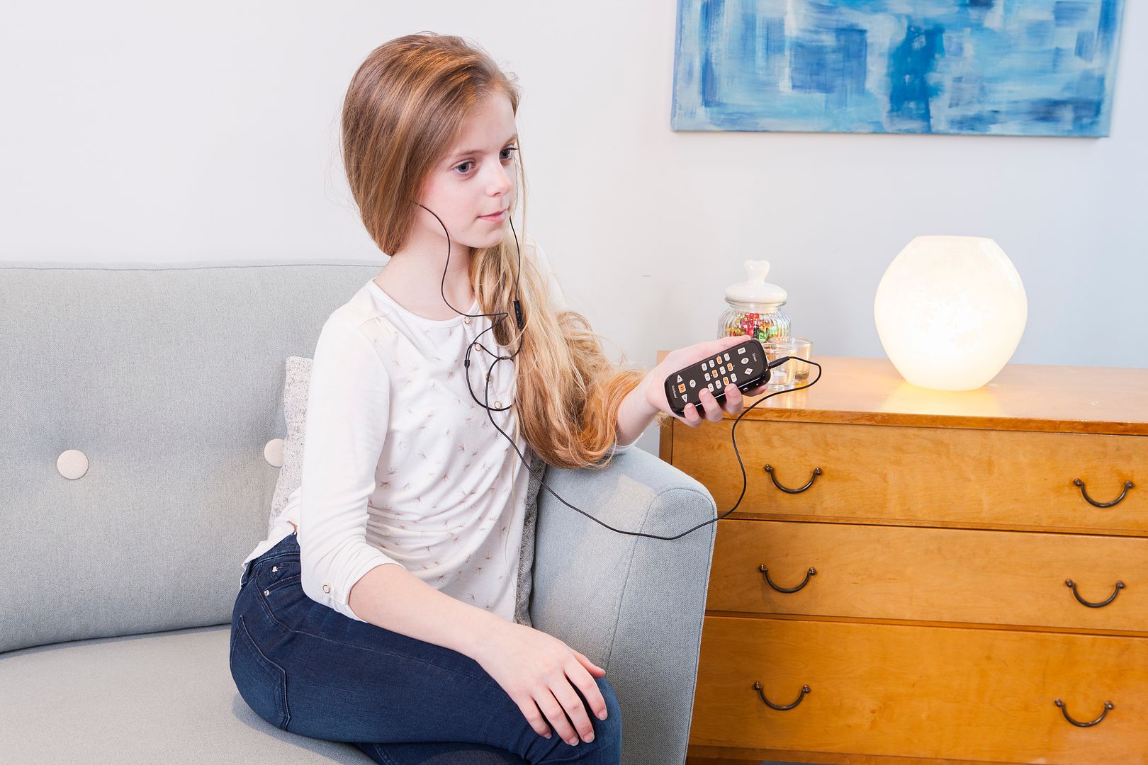 Meisje luistert met daisyspeler naar boek