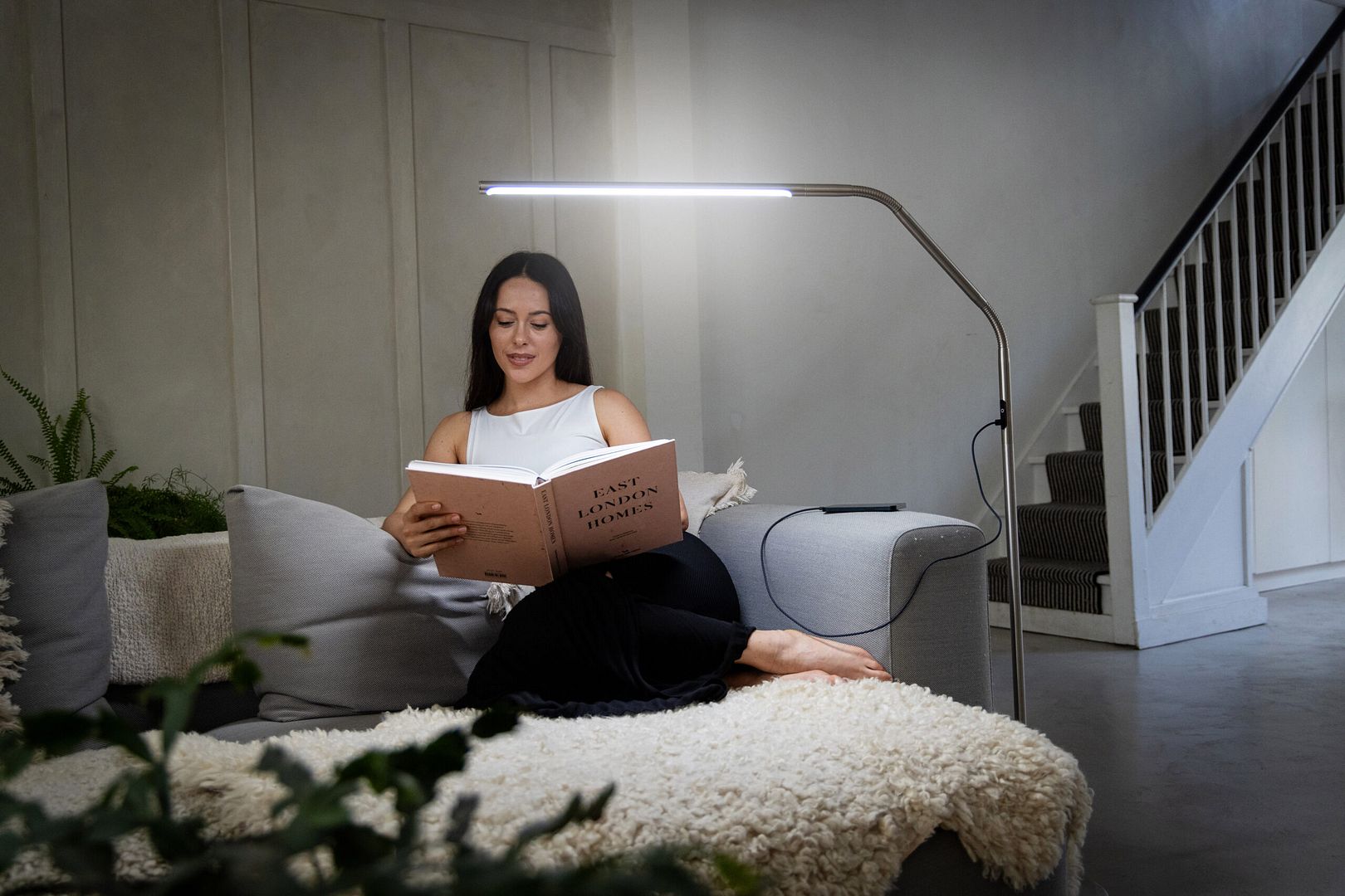Femme lit livre avec lampe LED