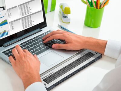 Man gebruikt papenmeier brailleleesregel met laptop