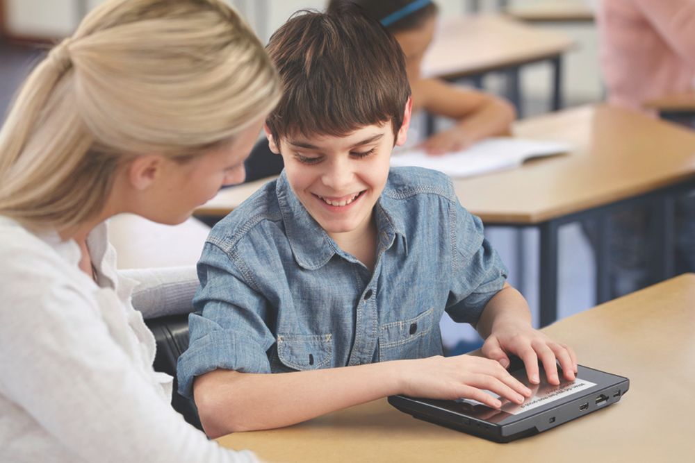 Kind gebruikt brailleleesregel in de klas