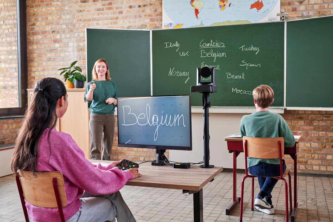 Leerling gebruikt in het klaslokaal de my Board Buddy CAM