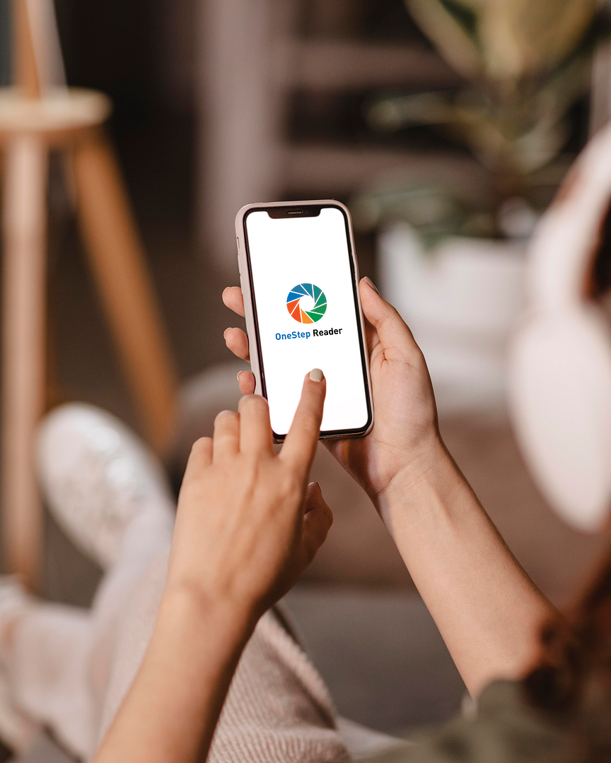 Vrouw houdt smartphone met Onestep Reader app vast