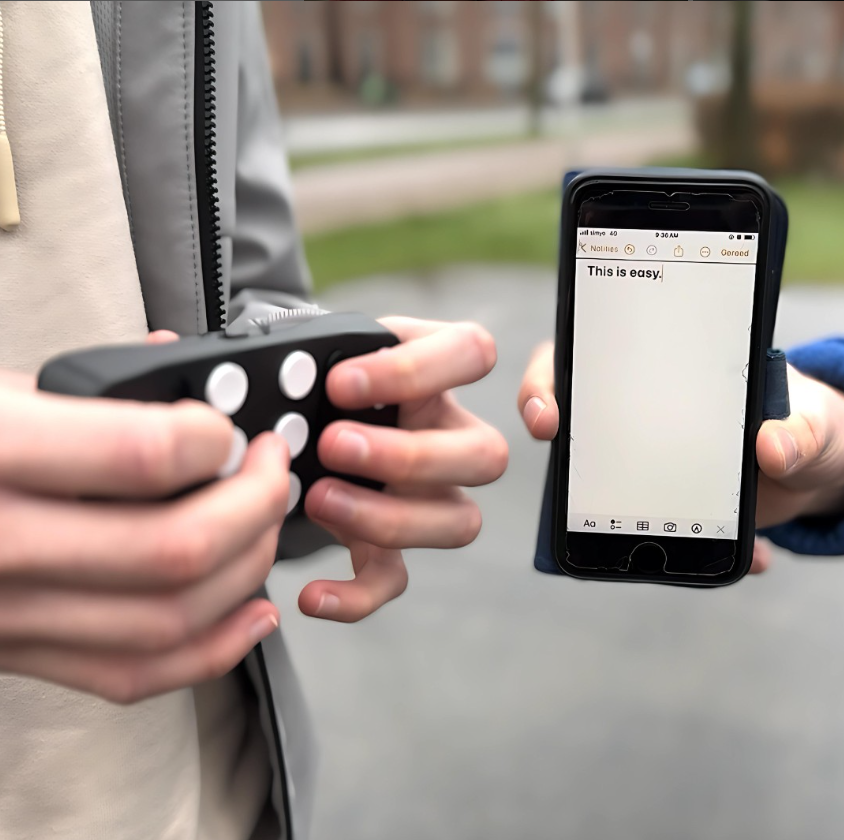 Man gebruikt Hable One met Smartphone