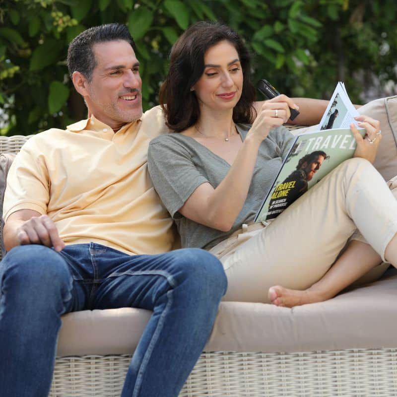 Couple utilise l'orcam read 3 pour lire un magasine