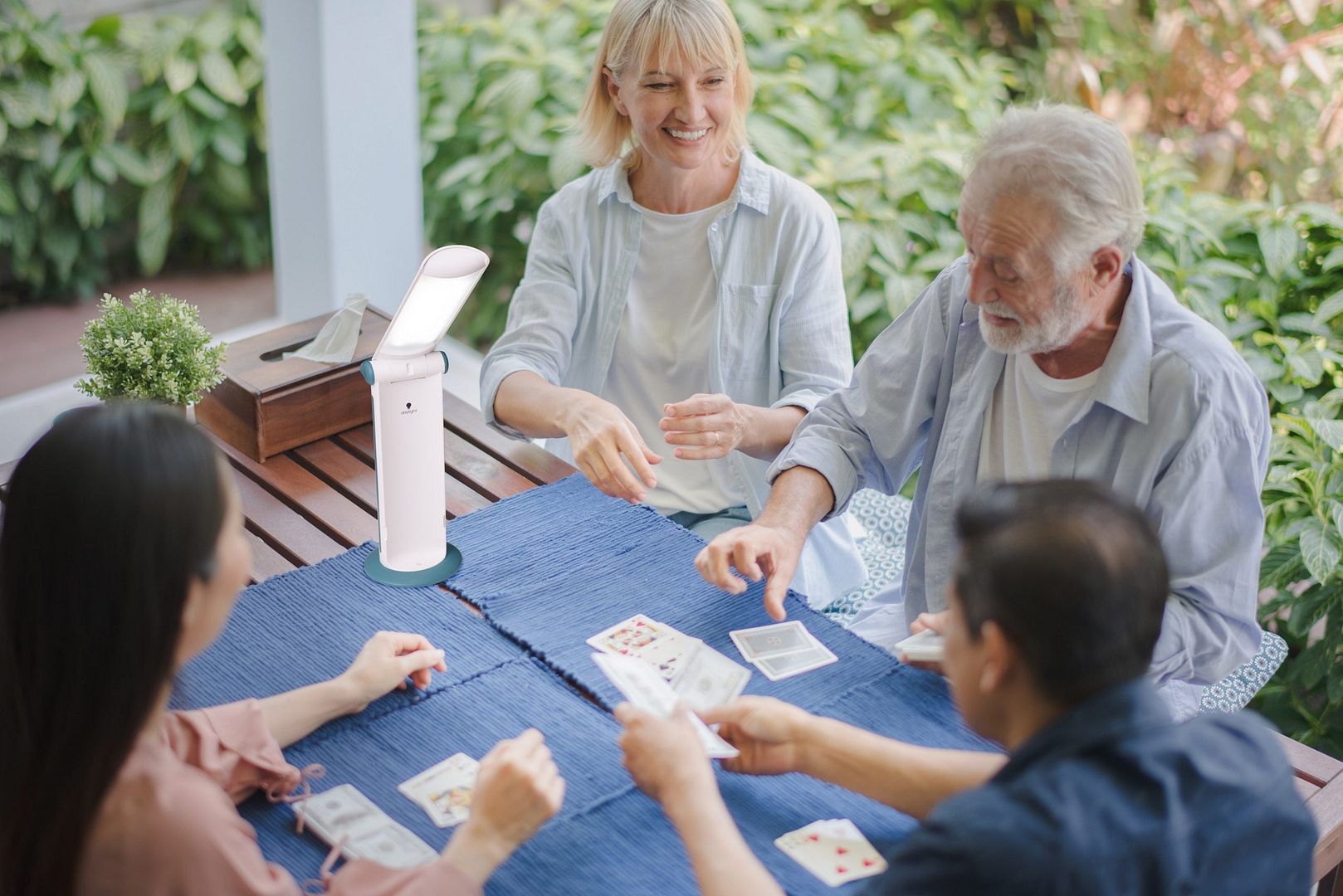 4 personnes utilisant la Twist 2 GO pour jouer aux cartes en famille