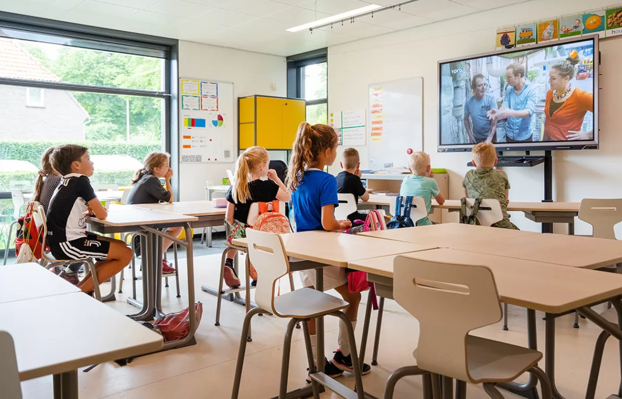 Vue d'ensemble de la salle de classe avec les élèves