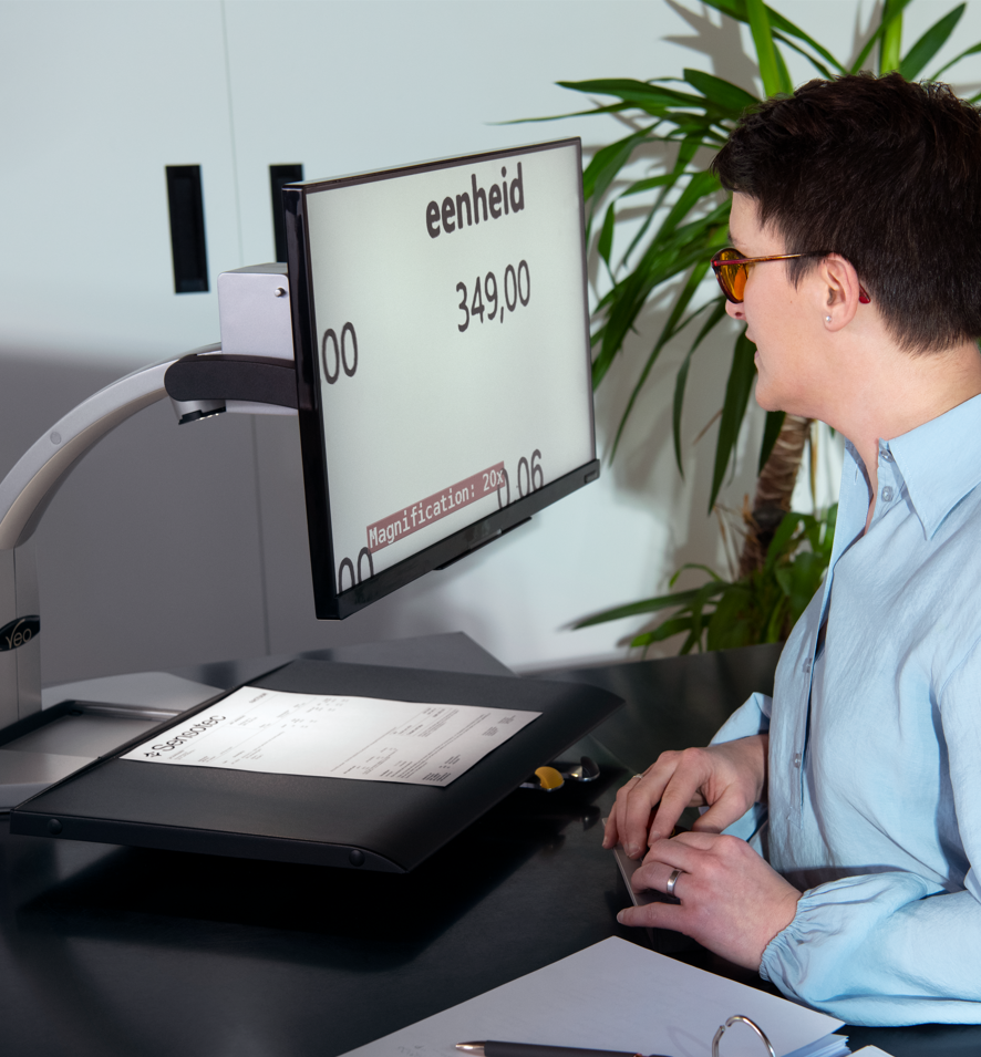 Femme malvoyante au travail