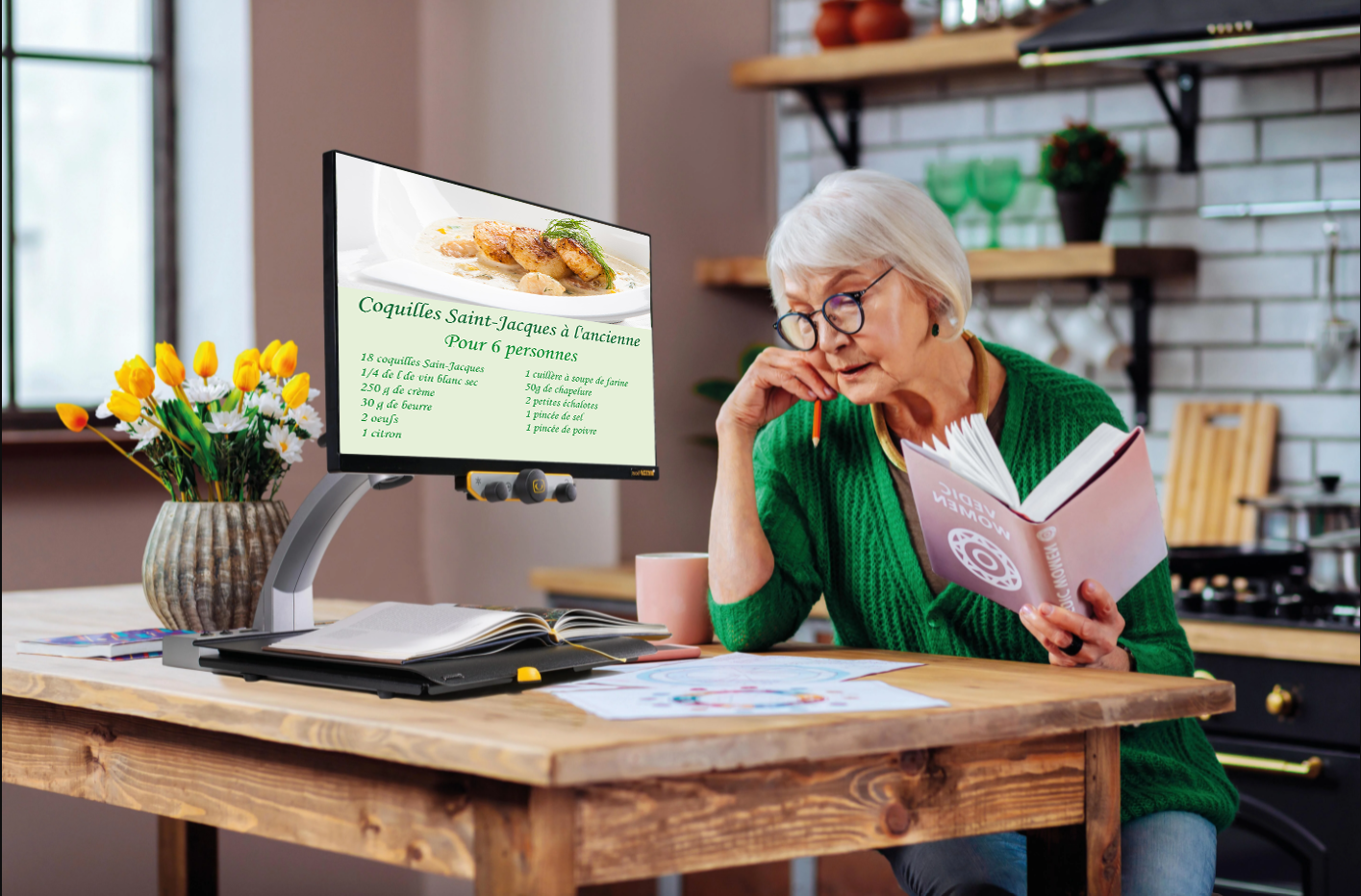 Vrouw gebruikt Mezzo loep om tekst te lezen