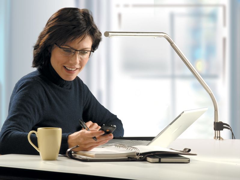 Une femme utilise une bonne lampe pour prendre des notes