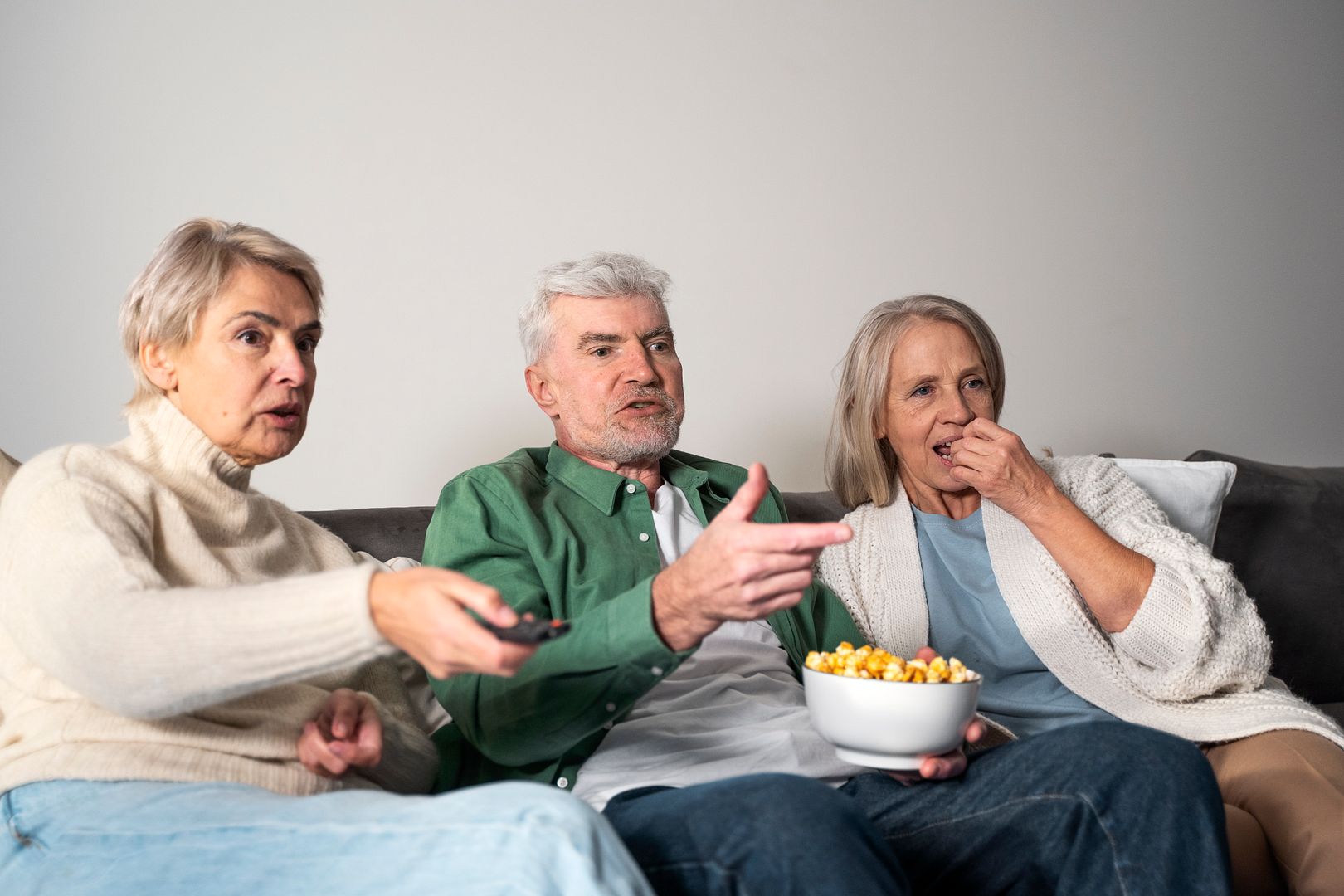 Bewoners van een woonzorgcentrum kijken samen TV