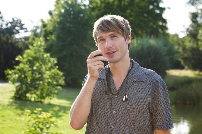 Homme faisant des enregistrements vocaux d'infos à retenir