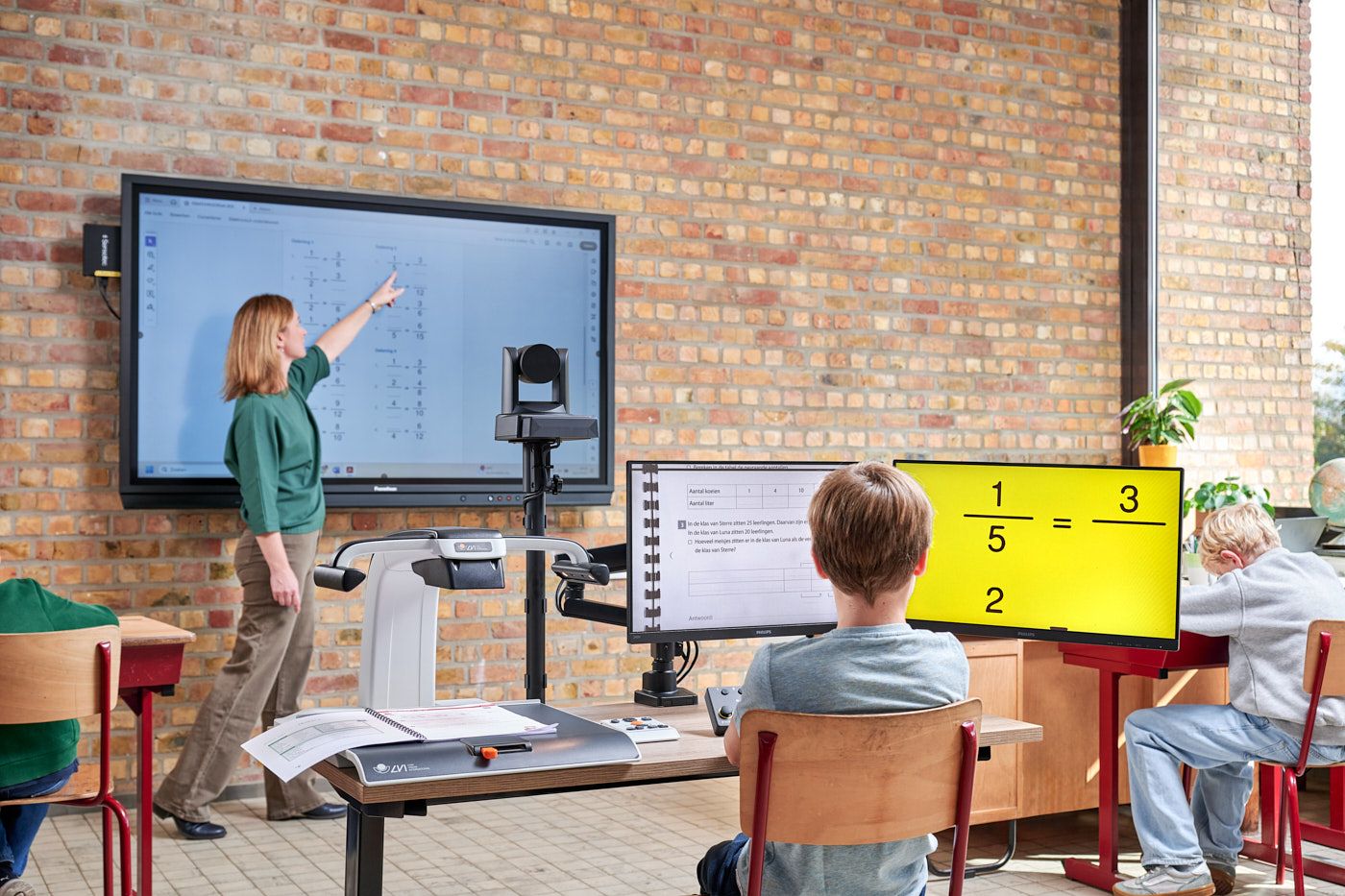 Leerling gebruikt vergroting om het schoolbord te lezen
