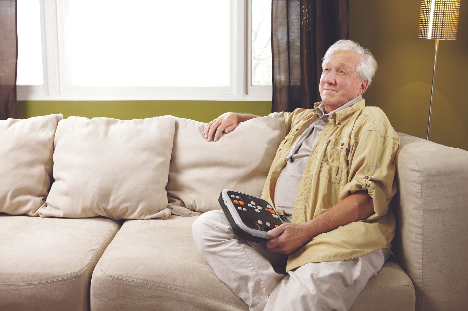 Senior man boeken aan te luisteren dankzij een Victor Reader Stratus