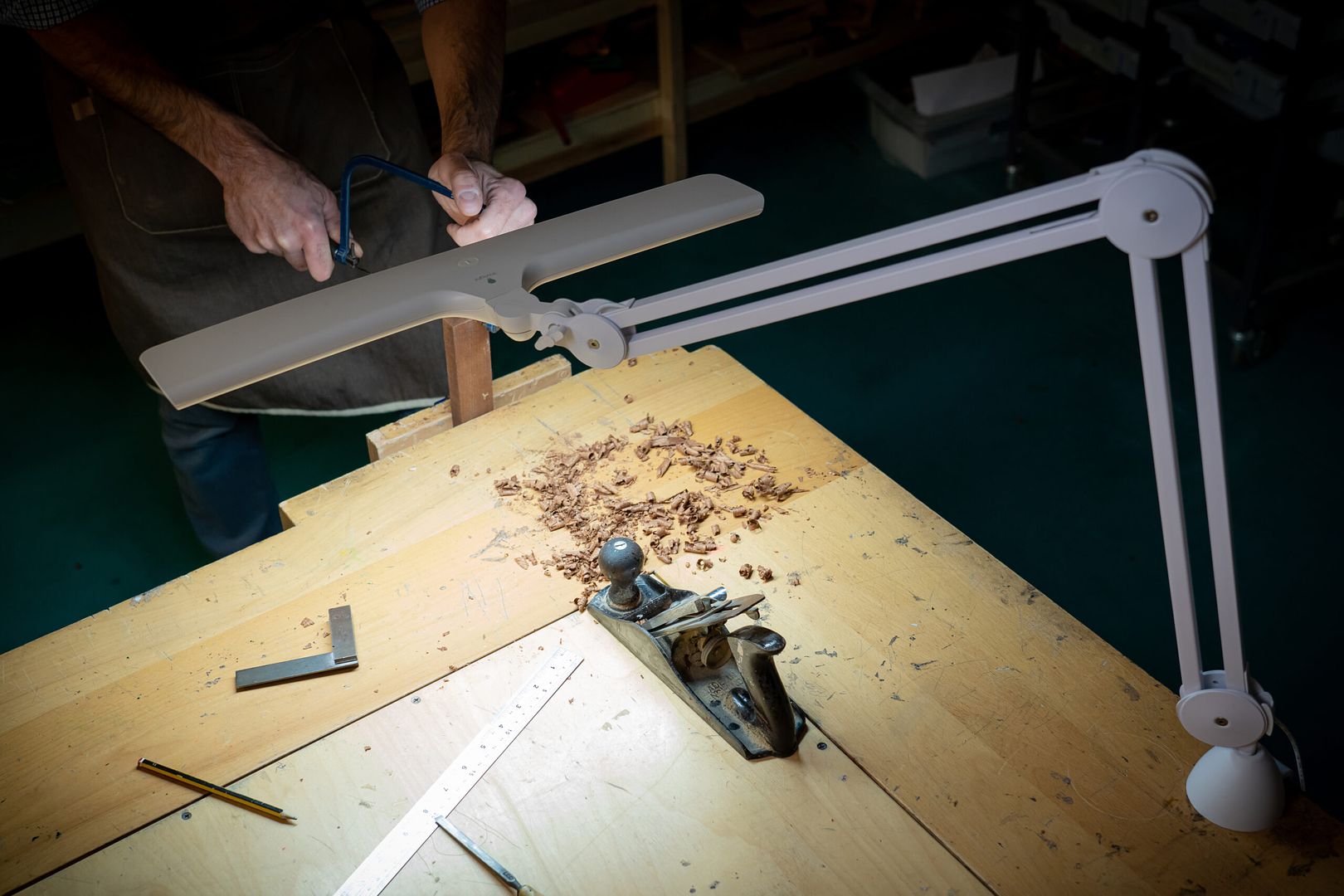 Un homme utilise la lampe Lumi pour bricoler