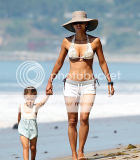 [Image: halle-berry-and-daughter1.jpg?width=320&...fit=bounds]
