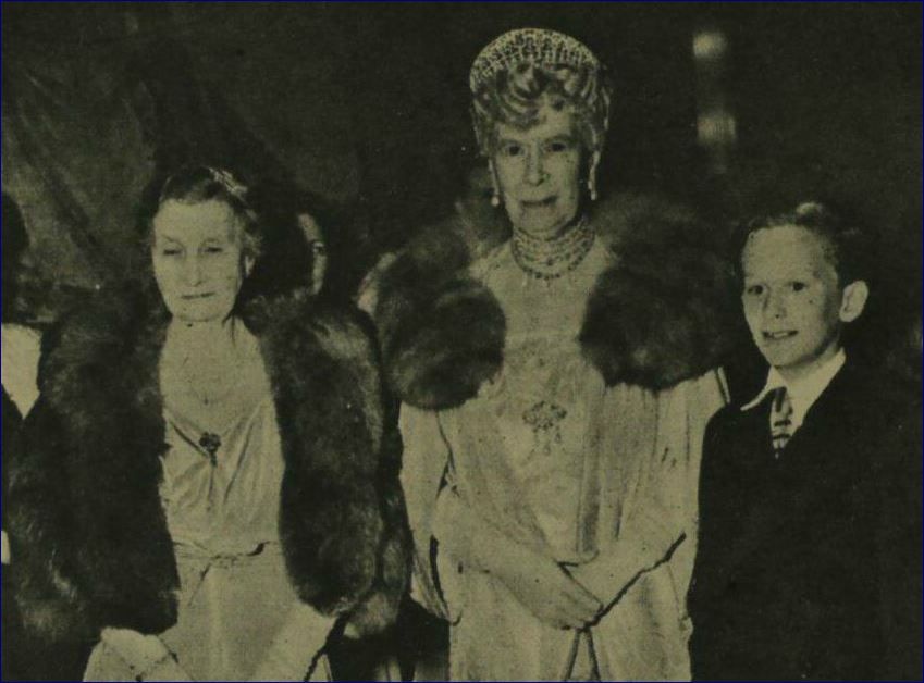 Pearls and drops worn to Opening of Oliver Twist movie ILN 3 Jan 1948_zpstgnsqm04