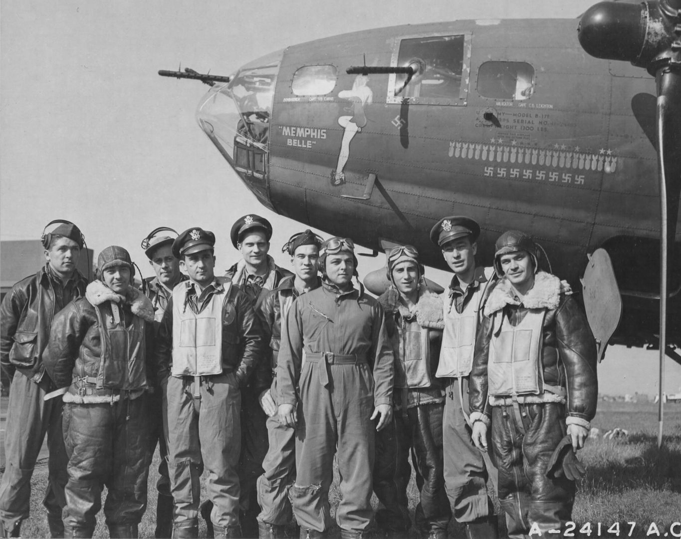 The%20crew%20of%20the%20Boeing%20B-17%20THE%20MEMPHIS%20BELLE%20is%20pictured%20at%20an%20airbase%20in%20England%20after%20completing%2025%20missions%20over%20enemy%20territory..jpg