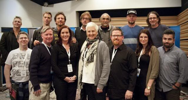 Image: https://hosting.photobucket.com/albums/oo47/dmbolp/PJ_zpsoq0ztiub.jpg?width=1920&height=1080&fit=bounds