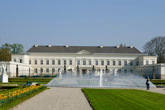 Glockenfontäne vor Schloß