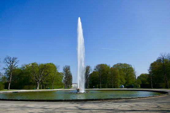 Fontäne sowie Schloß