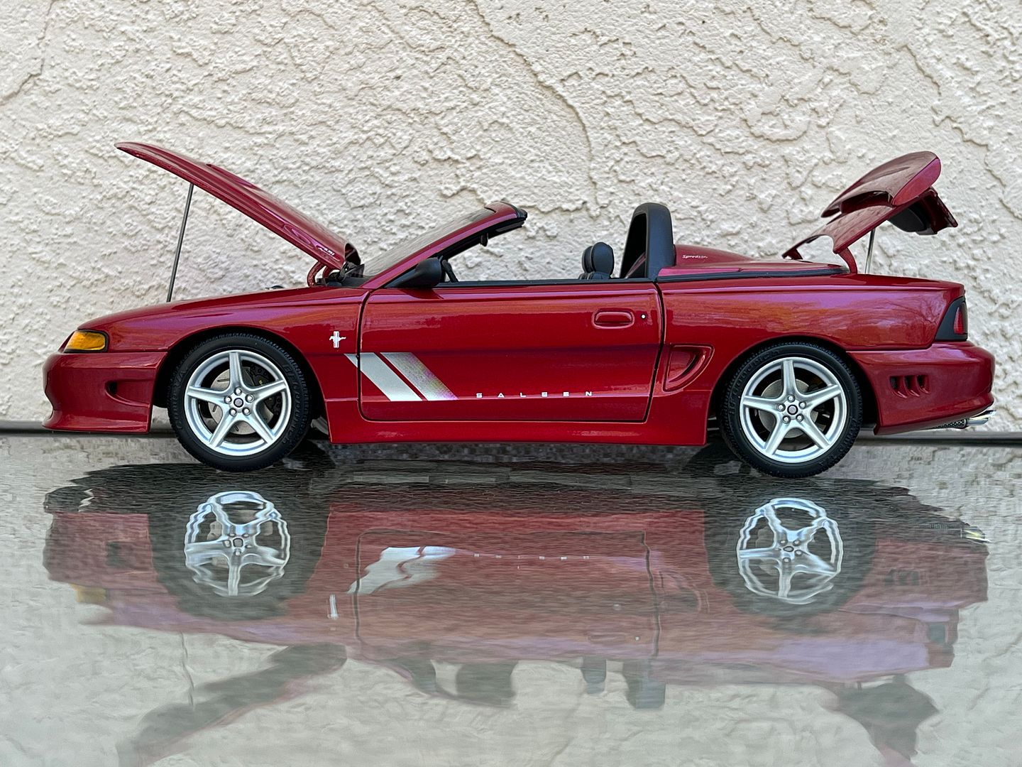 AutoArt Saleen Mustang S351 Supercharged Speedster