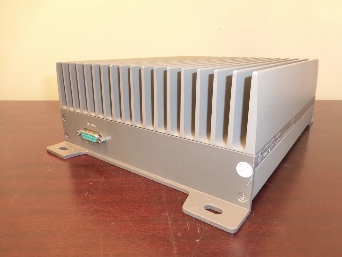 Agilent 83020A microwave amplifier