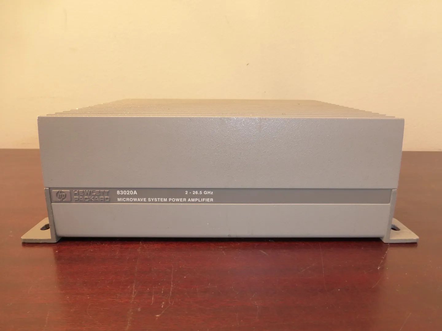 Agilent 83020A microwave amplifier
