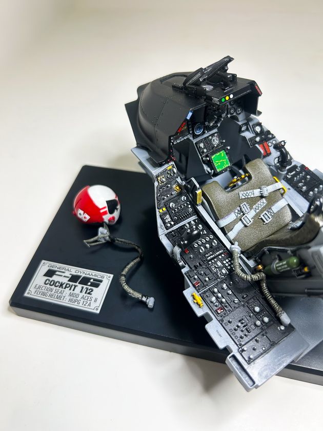 1/12 F-16A - Fighting Falcon - Cockpit