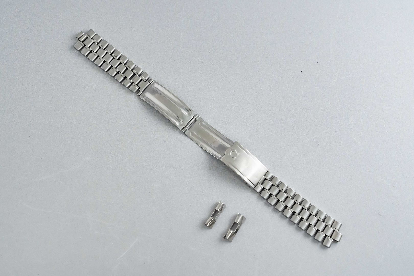NEAR MINT w/526 End Link* Vintage OMEGA 1118 18mm Stainless Steel
