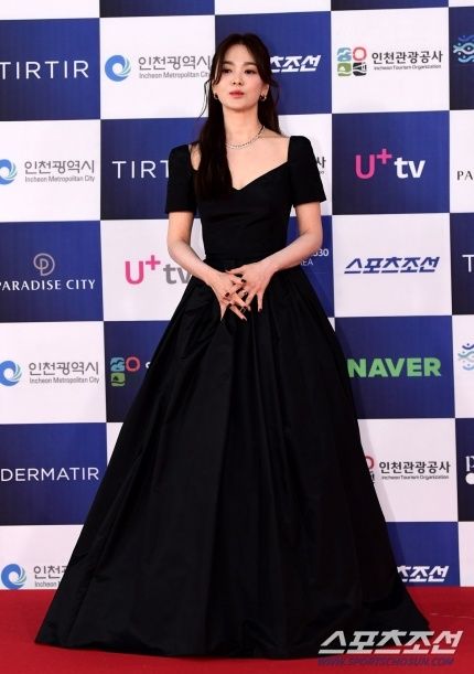 Song Hye Kyo Takes Home the Daesang at the 2nd Annual Blue Dragon ...