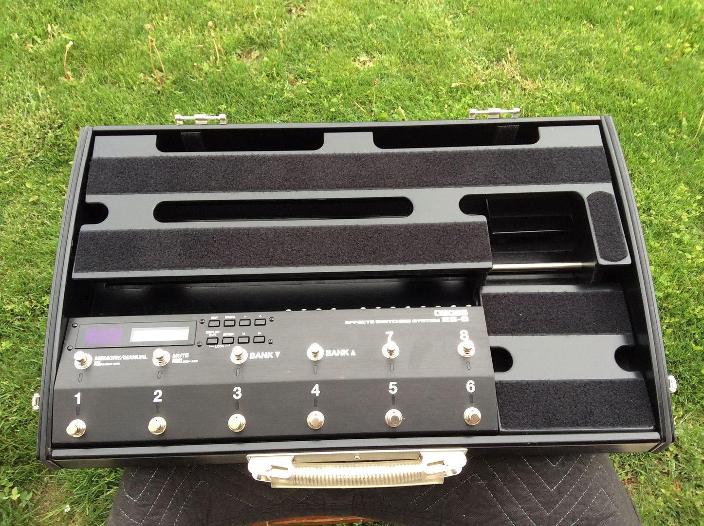 Sold - *** Schmidt Array SA600W ES8 Two Tier Pedalboard, Aluminum Lid