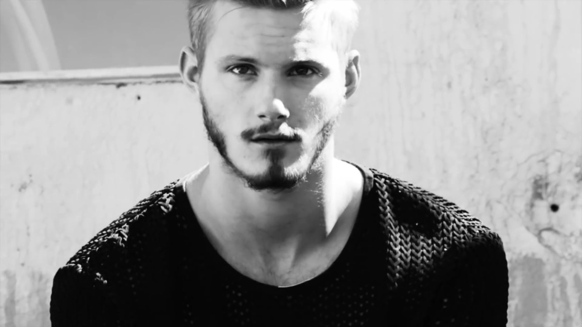 RE: Alexander Ludwig incl shirtless & tighty whities bulge x33 + video....