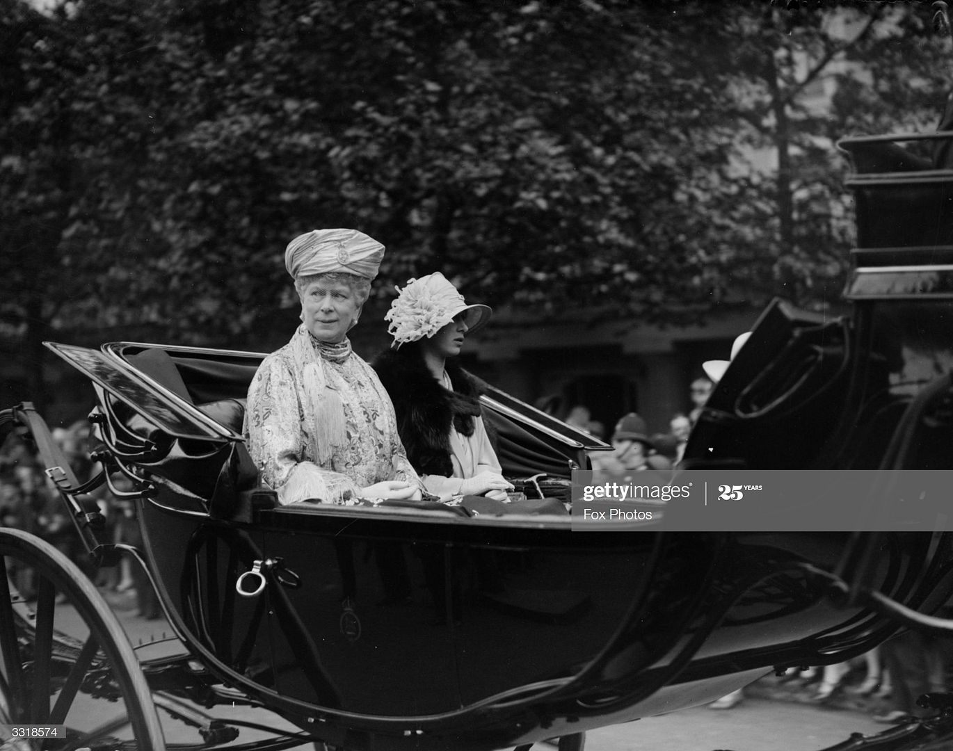 1927_1_June_Getty_date_and_says_taking_a_ride_in_a_carriage_gettyimages_3318574_2048x2048