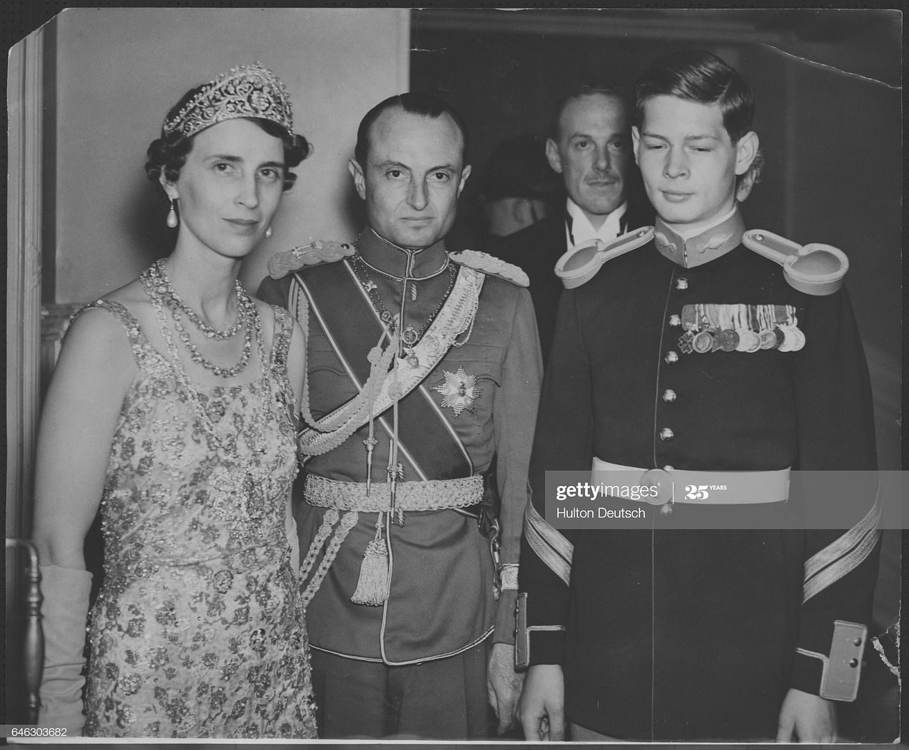 1937_13_May_gettyimages_646303682_2048x2048_one_of_the_coronation_balls