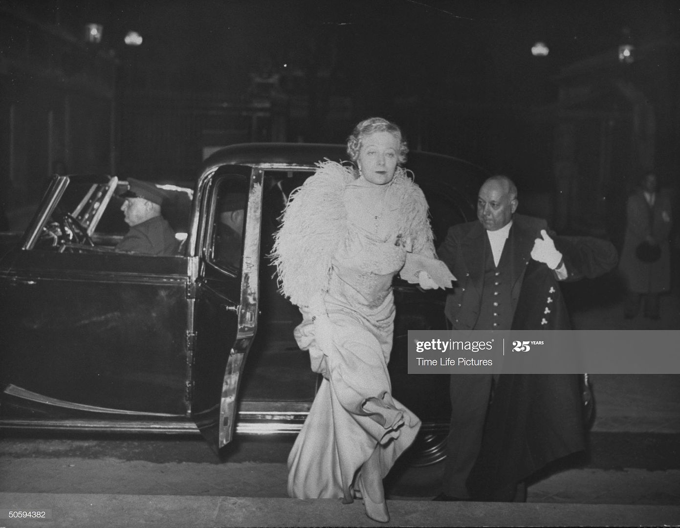 1938_23_Nov_going_to_banquet_gettyimages_50594382_2048x2048